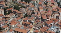 Con l’arrivo dei turisti che occupano gli appartamenti del centro storico ritorna il problema della sicurezza. In alcune zone del centro in caso di incendio sarà un [&hellip;]
